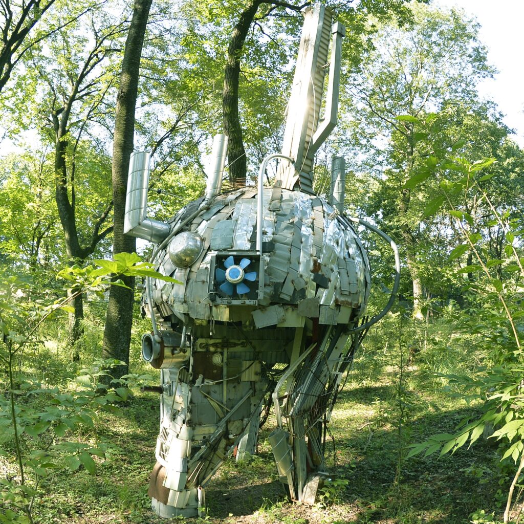 廃材で作られたアート作品「火の鳥」